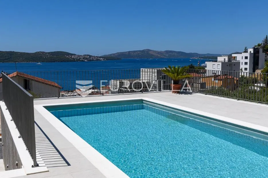 trogir, čiovo, luksuzan penthouse sa krovnom terasom i bazenom - slika 27