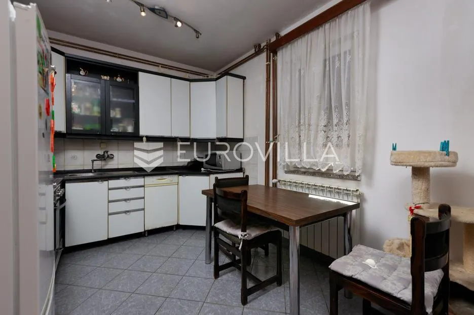 Drenova, trosoban stan s dvije kupaonice, terasa i dio vrta, prizemlje obiteljske kuće, 72 m² - Rijeka