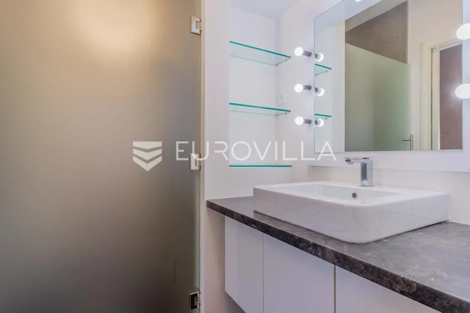 istra, poreč, unikatna dizajnerska vila s dodatnim apartmanom, wellnessom i grijanim bazenom - slika 57