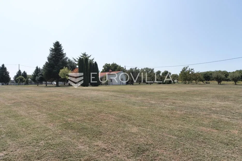 Osijek, Tvrđavica, zemljište s kućom 6924 m² izlaz na dvije ceste, 40 m fronte - Tvrđavica, Osijek