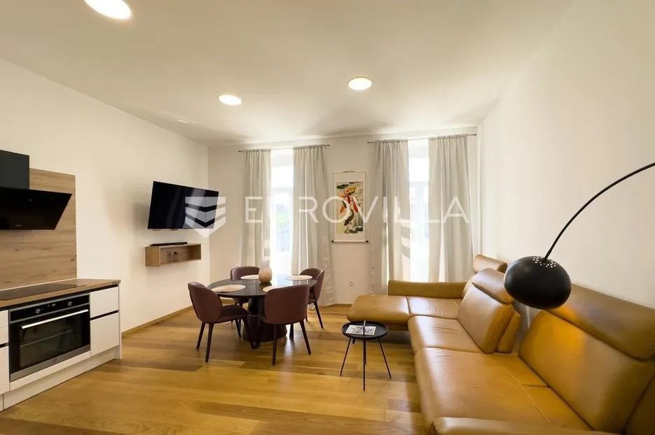 Istra, Pula, u centru grada moderno opremljen trosobni stan 85 m² - Centar