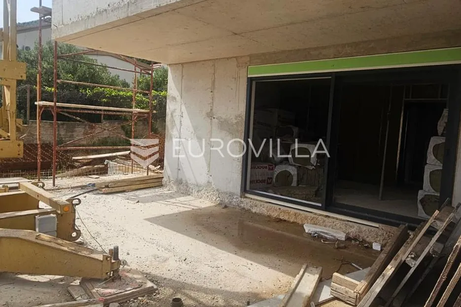 trogir,, seget donji stan 71,65 m² s vrtom u novogradnji s garažom i liftom - slika 3