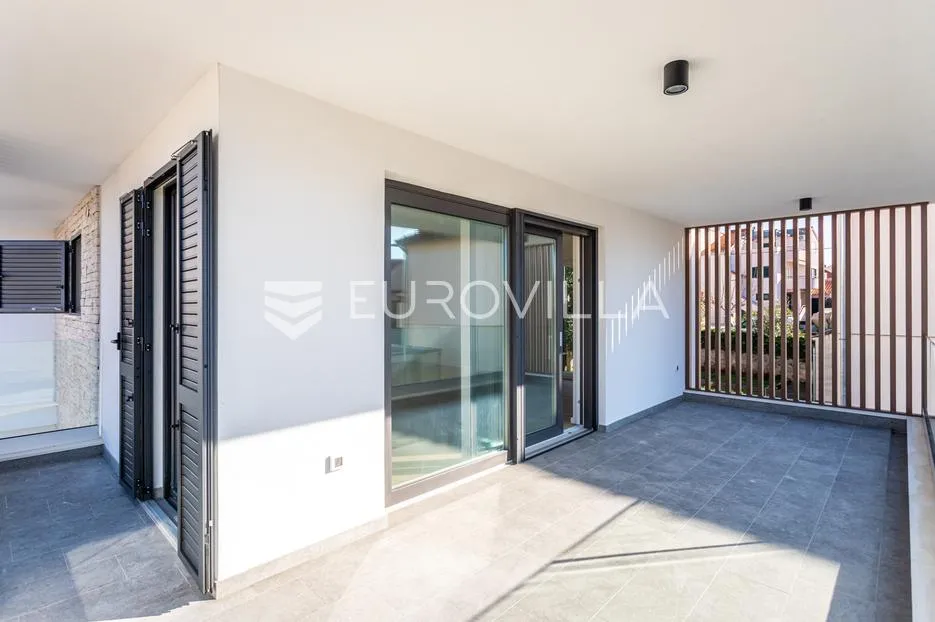 vodice, novogradnja, prostran stan u centru mjesta, 117,53 m² - slika 8