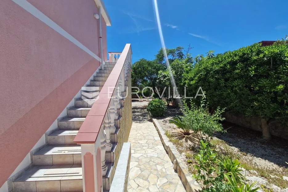 vir, samostojeća kuća s dva apartmana, pogledom na more i velikom okućnicom - slika 23