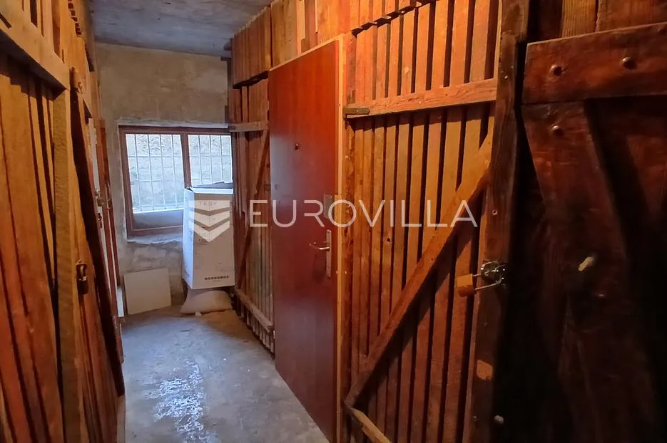 split, bol, dva namještena studio apartmana u centru grada - slika 33