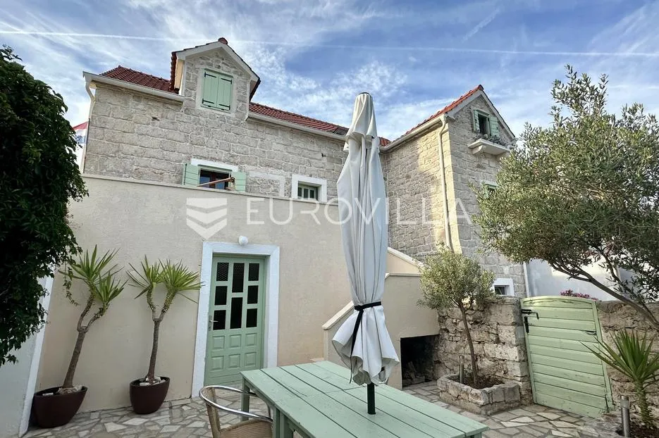 prvić luka, djelomično renovirana kamena kuća, prvi red do mora, 298 m² - slika 6