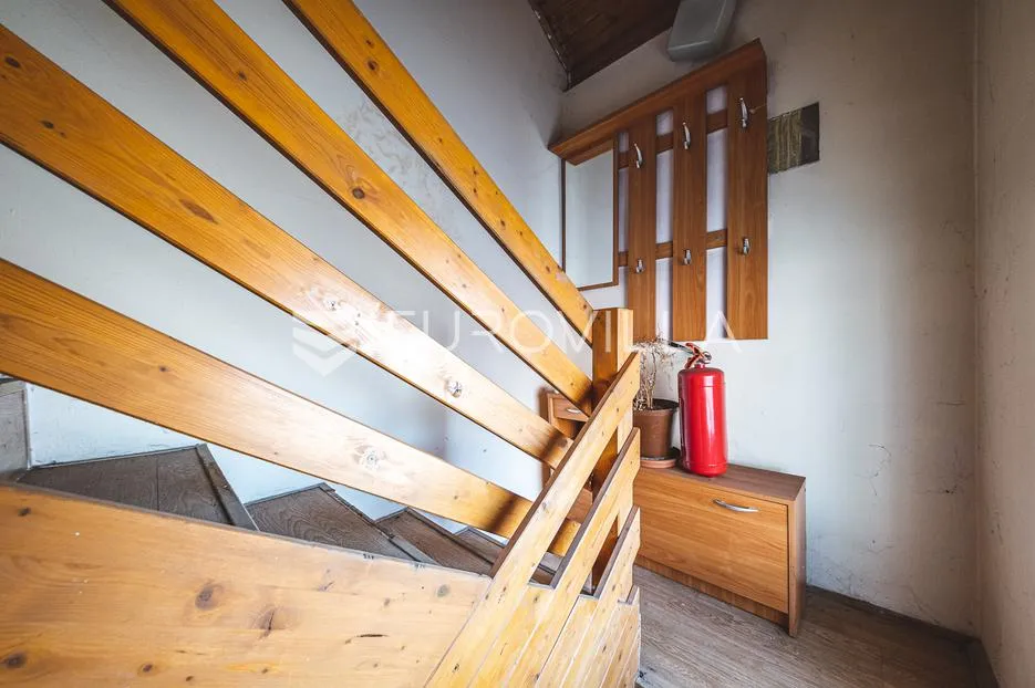 zagreb, rudeš, prostran dvoetažan stan 103 m² za adaptaciju - slika 6
