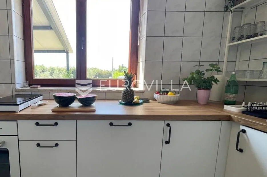 marčana, loborika, kuća s velikom okućnicom i garažom - slika 8