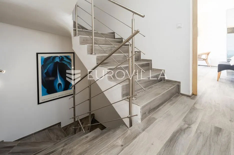 medulin, kuća s bazenom, dvije krovne terase i panoramskim pogledom na more - slika 13