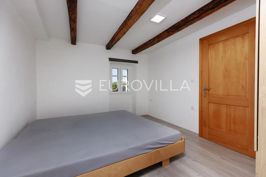 krk, milohnići, dvojna kamena kuća sa dvoetažnim trosobnim stanom 80 m² - slika 3
