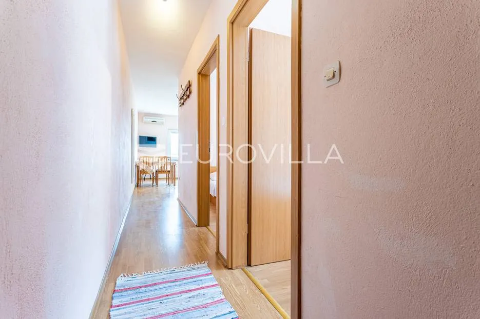 omiška rivijera- lokva rogoznica, apartmanska kuća s 8 stanova, udaljena 300 m od mora. - slika 10
