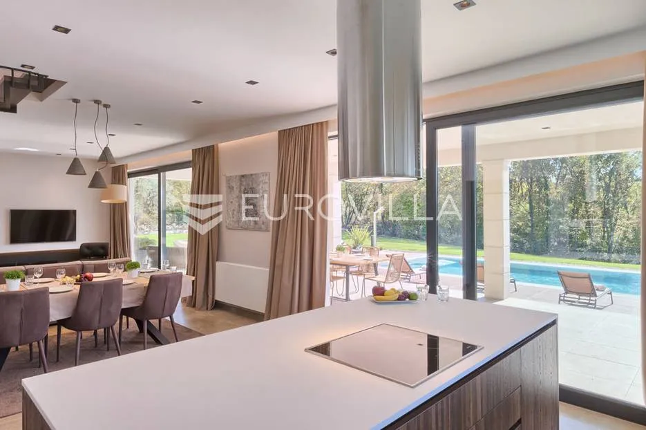 višnjan, prekrasno raspoređena vila okružena zelenilom, nkp 242 m2, na velikoj uređenoj okućnici - slika 37