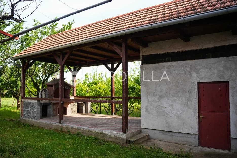 tovarnik, izuzetna prilika, prostrana kuća s tri stana i okućnicom od 1.949 m² - slika 32