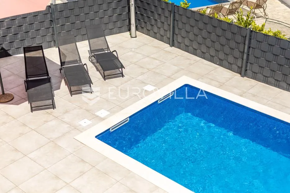 Malinska, adaptirana kuća s tri stana 280,72 m², 800m od mora - Milčetići, Malinska-Dubašnica