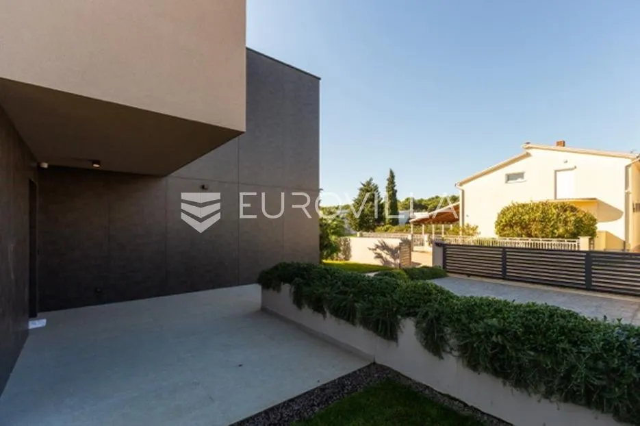 fažana, moderna vila 275 m² na velikoj besprijekornoj okućnici s grijanim bazenom - slika 8