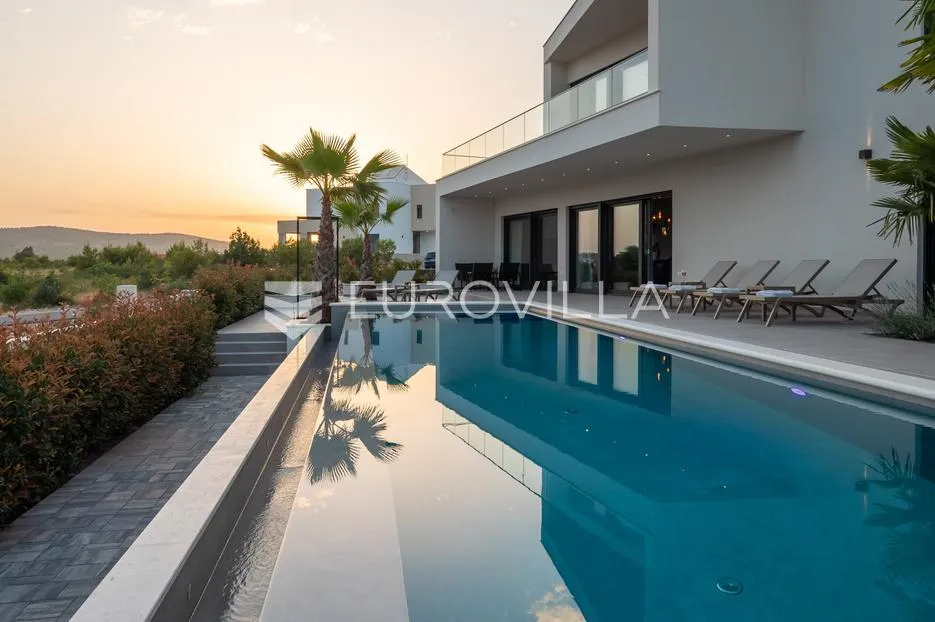 vodice, moderna vila s bazenom i pogledom na more, 332,92 m² - slika 40
