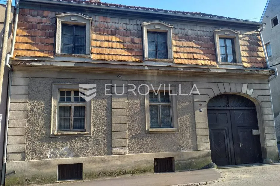 Samobor, kuća s velikim zemljištem i gospodarskim objektima na parceli 1578 m² - Centar