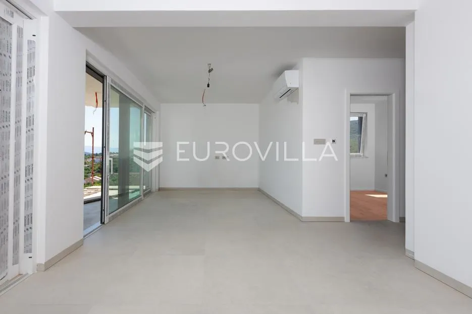 otok krk, vrbnik, moderan stan s pogledom na more, dodatnim studio prostorom i okućnicom - slika 8