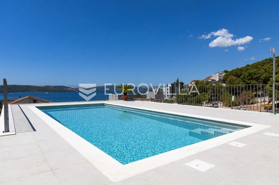 trogir, čiovo, luksuzan penthouse sa krovnom terasom i bazenom - slika 25