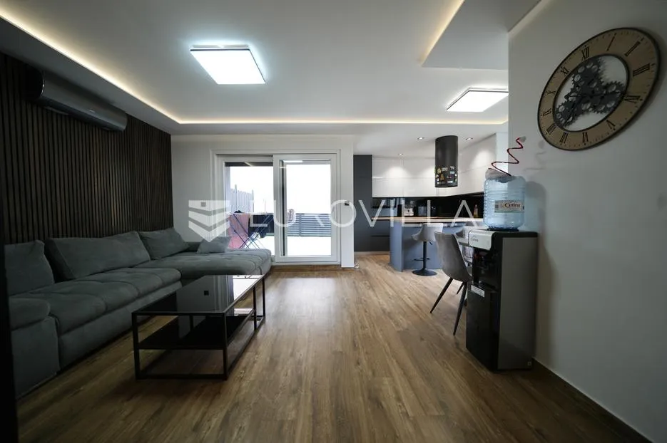 Zadar, Bili brig luksuzno opremljen trosobni i jednosobni stan s teretanom i spa centrom 241 m²