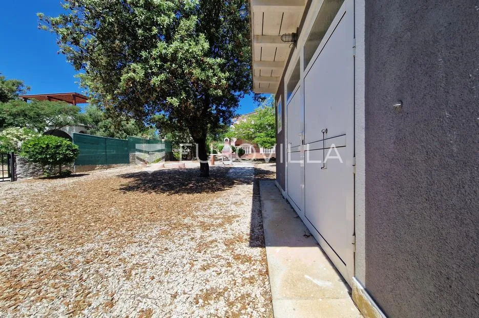 vir, samostojeća kuća s dva apartmana, pogledom na more i velikom okućnicom - slika 14