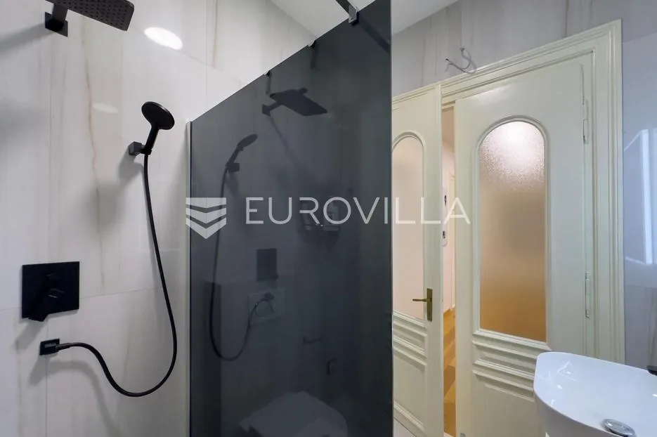 istra, pula, u centru grada moderno opremljen trosobni stan 85 m² - slika 8