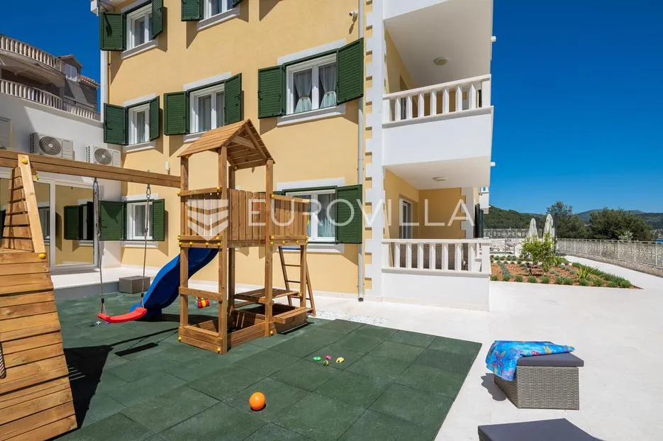 trogir, marina, dvosoban stan s predivnim pogledom i bazenom - slika 12