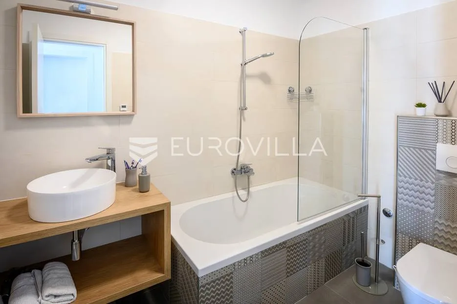 šibenik, prekrasna villa s bazenom i košarkaškim igralištem - slika 35