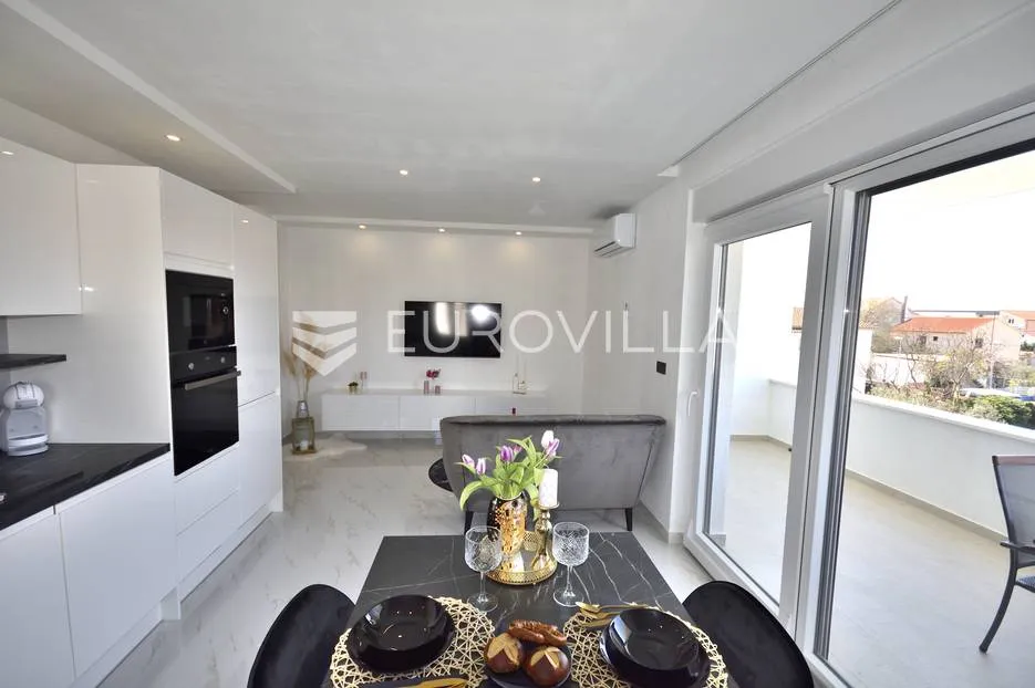 vodice, prekrasna vila s apartmanima - slika 8