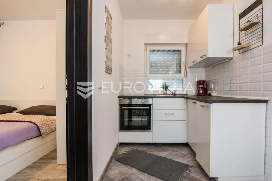 vir, stambeno poslovna zgrada u samom centru otoka 2 apartmana na 1. katu - slika 19