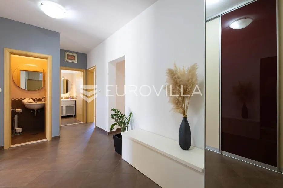 kaštel novi, komforan dvosoban stan u visokom prizemlju - slika 3