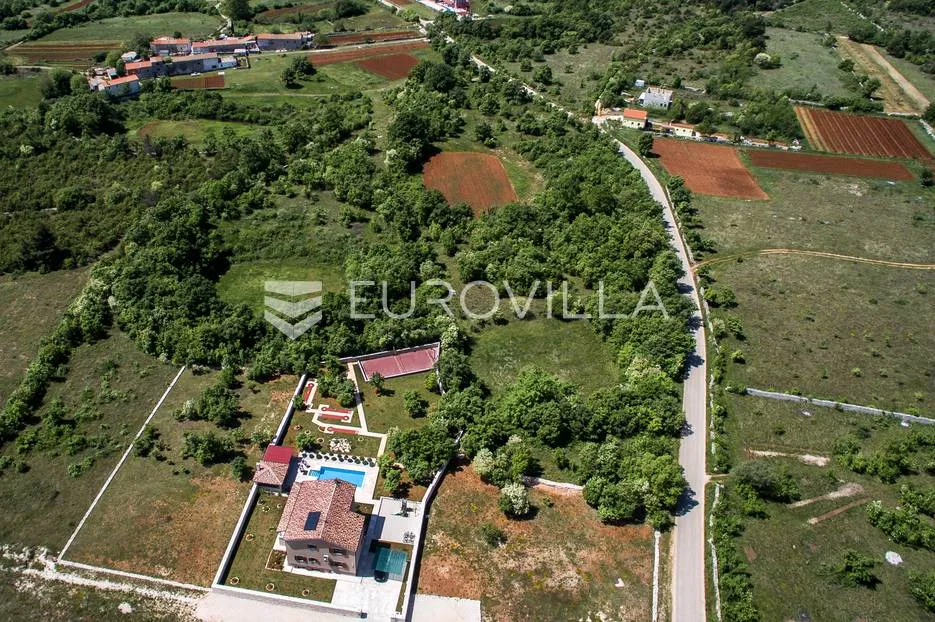 istra, svetvinčenat, 294 m² villa, bazen, jacuzzi te multifunkcionalno igralište na 2000 m² okućnice - slika 33