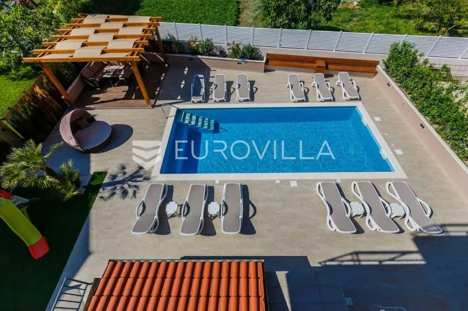 kaštel lukšić, vila s bazenom i pogledom na more - slika 21