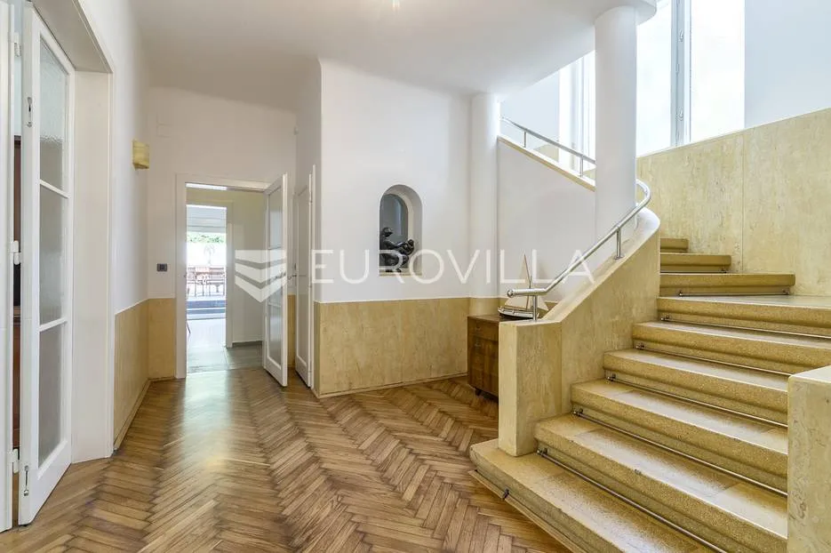 šalata prekrasna renovirana obiteljska vila 400 m² - slika 22