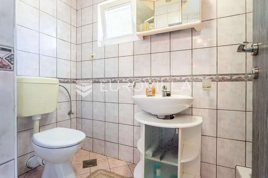 brač, milna, samostojeća kuća s četiri apartmana - slika 26