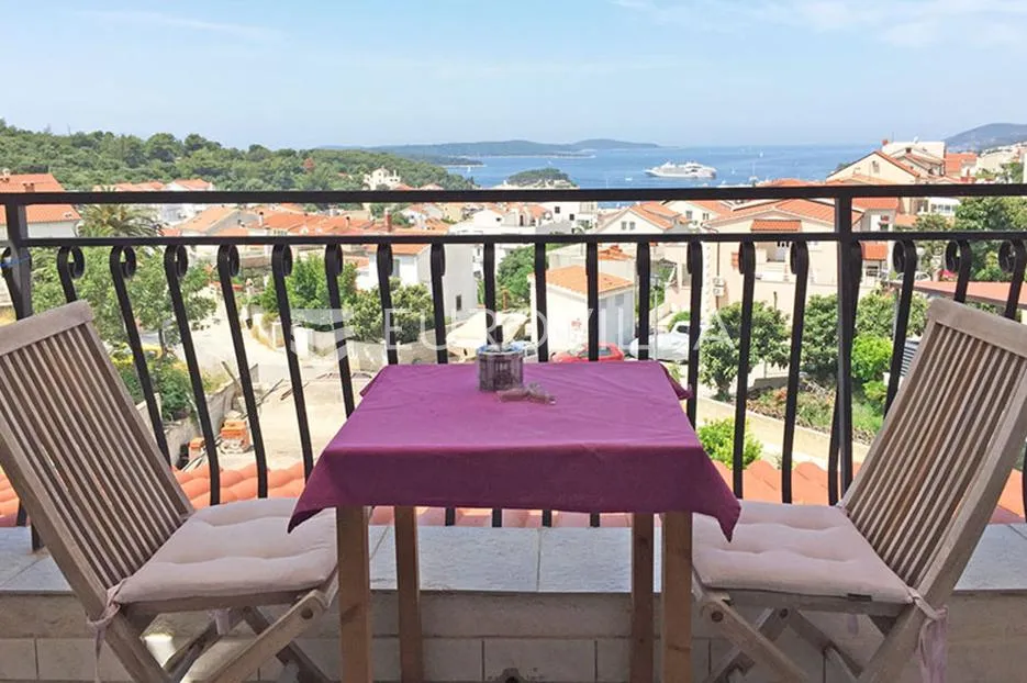 hvar, kuća na tri etaže s dodatnim građevinskim zemljištem - slika 11