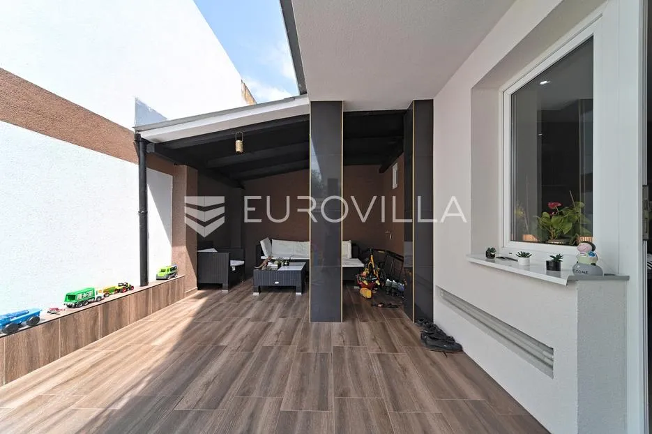 osijek, donji grad, potpuno renoviran četverosoban stan s dvorištem - slika 15