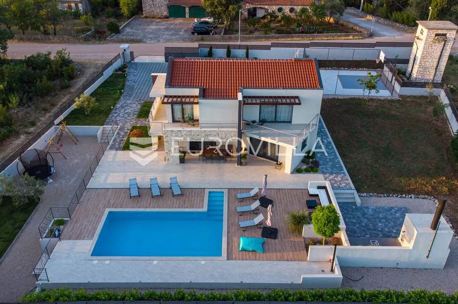 šibenik, prekrasna villa s bazenom i košarkaškim igralištem - slika 4