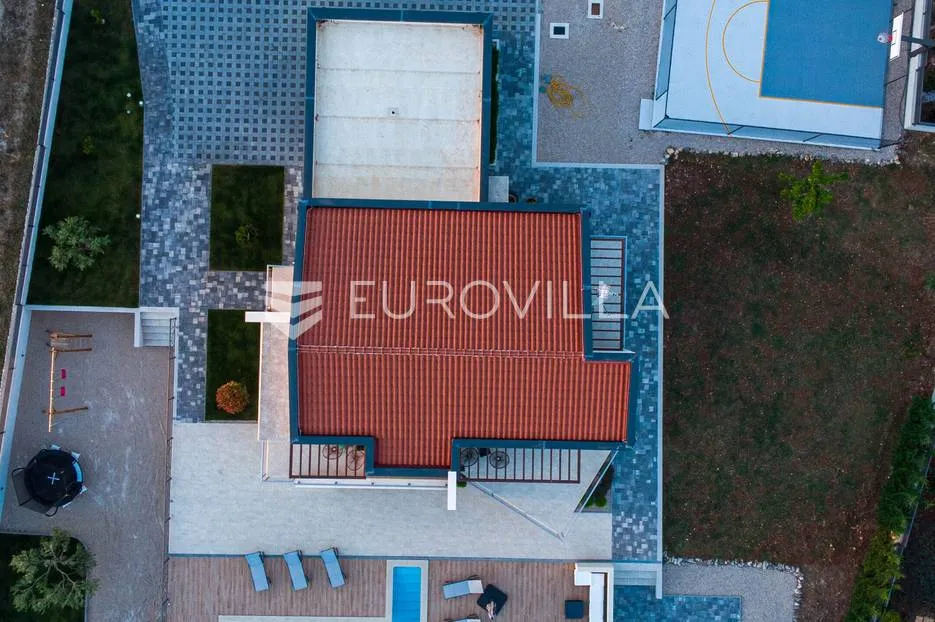 šibenik, prekrasna villa s bazenom i košarkaškim igralištem - slika 9