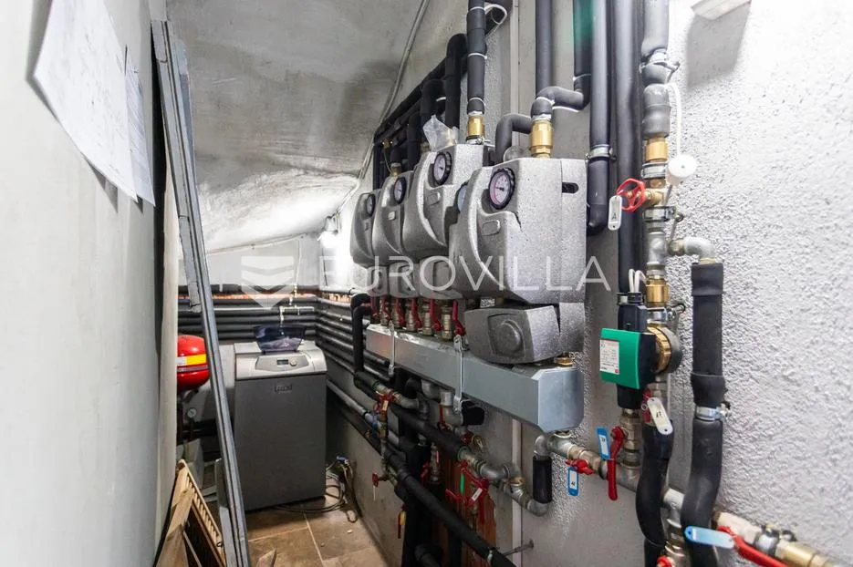 brač, supetar, kuća ukupne površine 372 m² na zemljištu površine 411 m² - slika 41