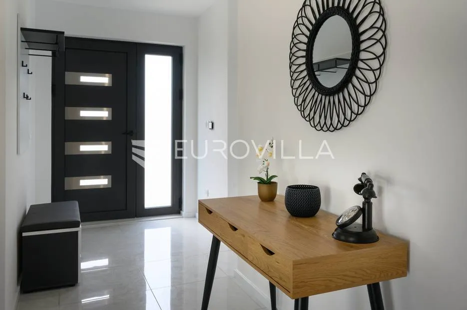 šibenik, prekrasna villa s bazenom i košarkaškim igralištem - slika 31
