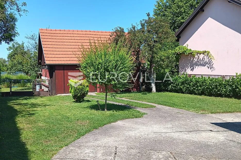 dugo selo, centar, lijepa kuća s dva stana, 200 m² - slika 2