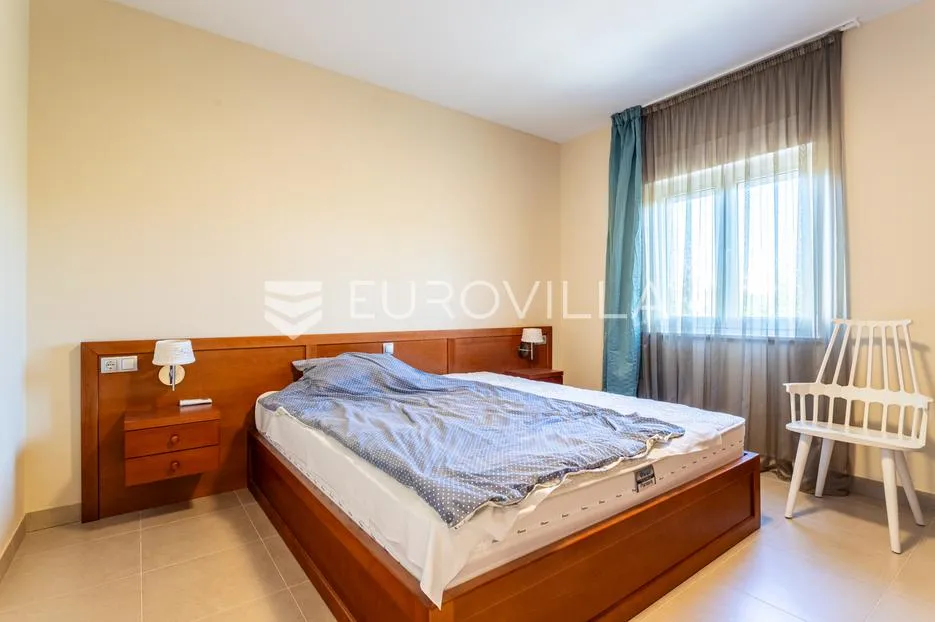 vodice, lijepa i prostrana kuća površine 256,38 m² s dodatnim građevinskim zemljištem - slika 9