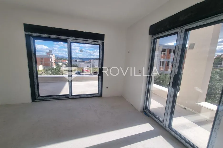 vodice, moderna kuća s bazenom, 190,58 m² - slika 29