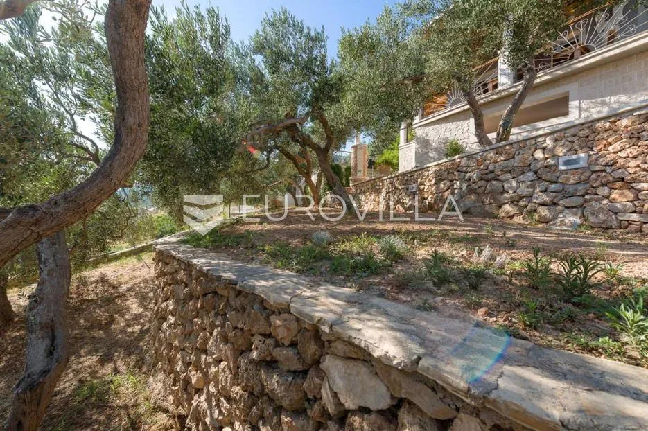 brač, prekrasna vila na jedinstvenoj lokaciji - slika 9