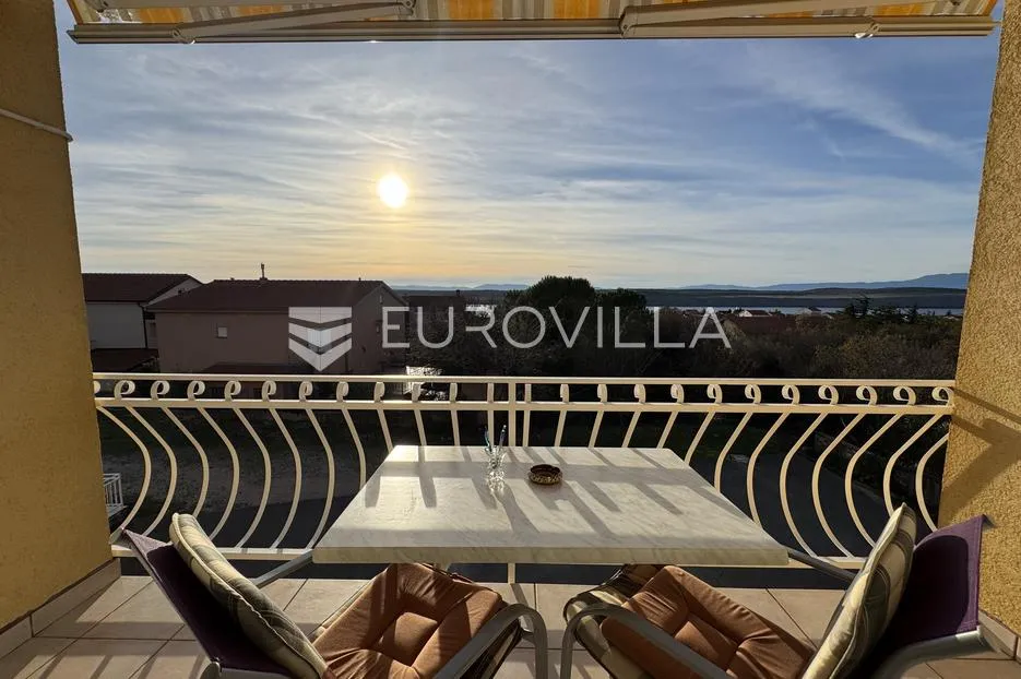 Jadranovo, odličan stan 47 m² s dva balkona, 380 m od mora