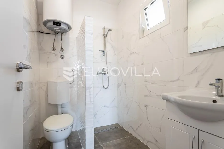 vodice, apartmanska kuća – idealna investicija za turizam! - slika 10