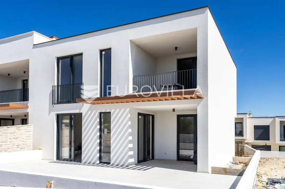 vodice, novogradnja, moderan trosoban stan na dvije etaže s vrtom - slika 5