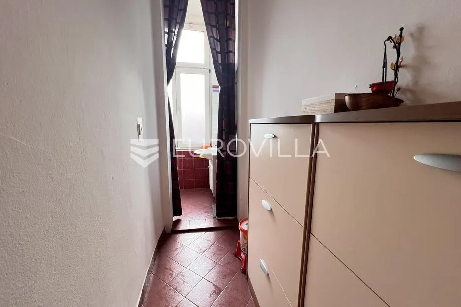 pula, strogi centar, prostrani podijeljeni stan na 3. katu s terasom i parkingom, 180.79 m² - slika 16