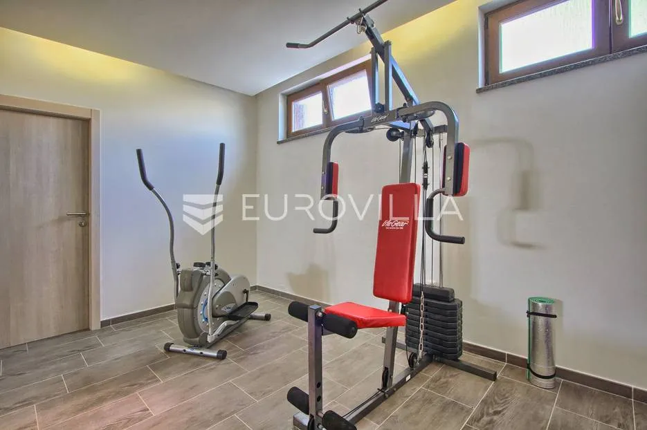 istra, svetvinčenat, 294 m² villa, bazen, jacuzzi te multifunkcionalno igralište na 2000 m² okućnice - slika 26